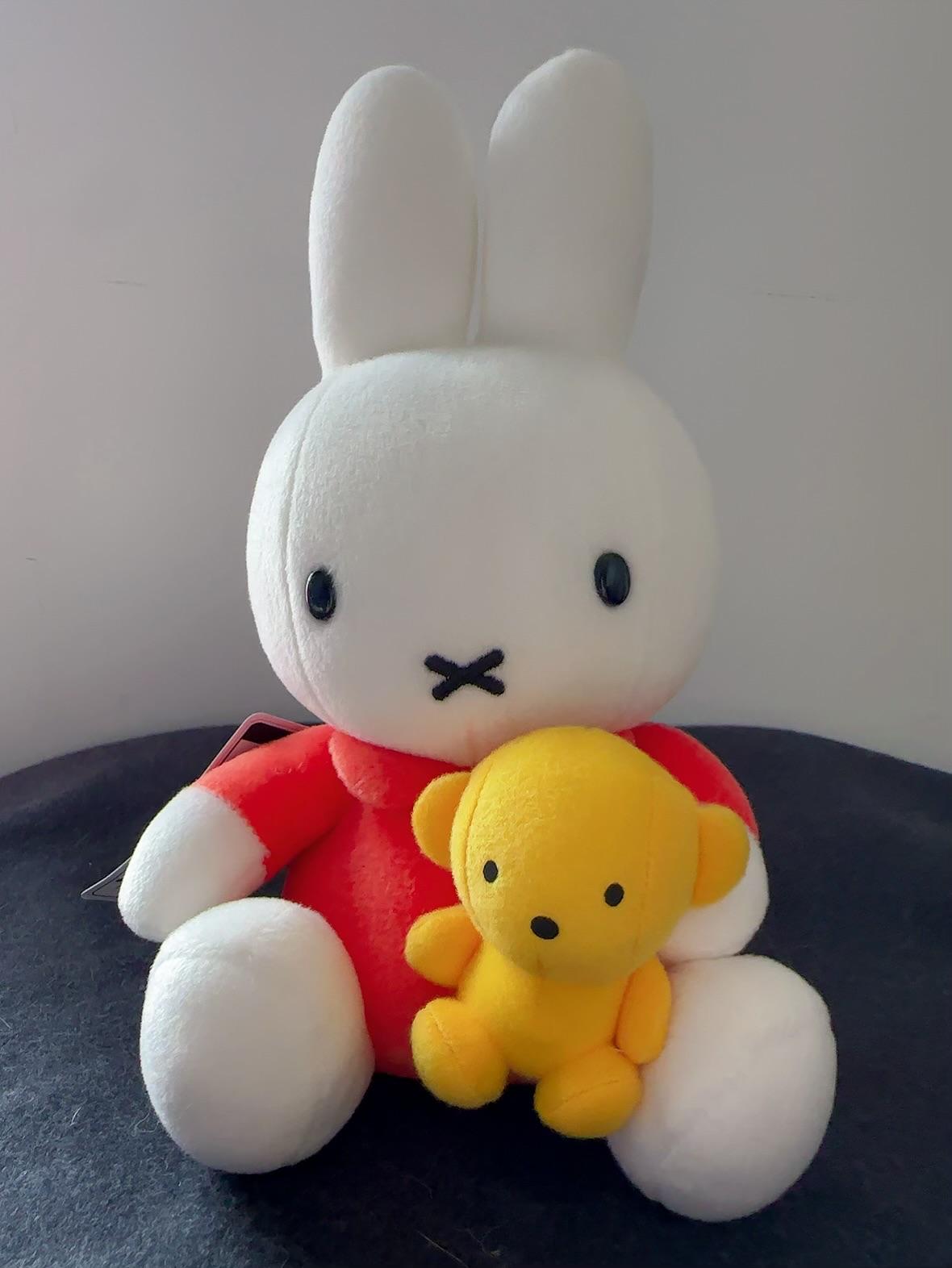 Miffy 抱熊毛公仔 23cm